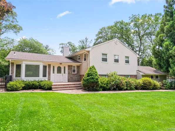 21 Kodiak Drive, Woodbury, NY 11797