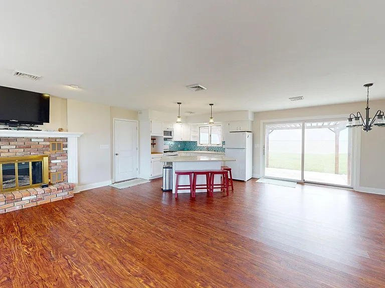 940 E Hickory Grove Rd — Photo 17