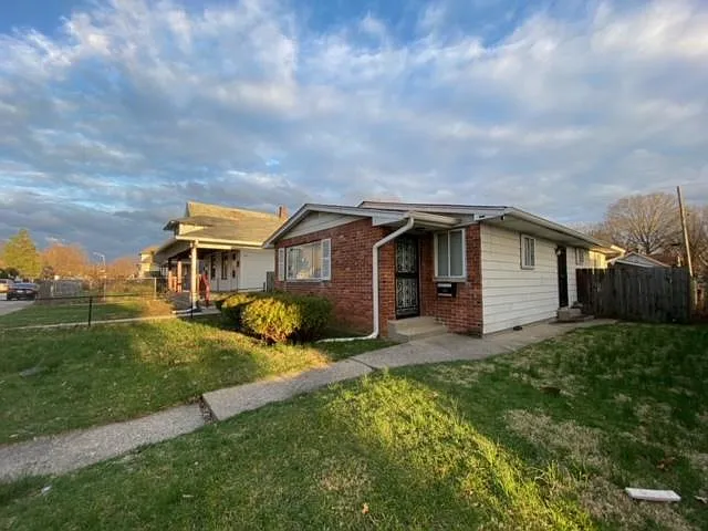 3 bed, 1.5 bath, 1079 sqft, $1,495 — Photo 1