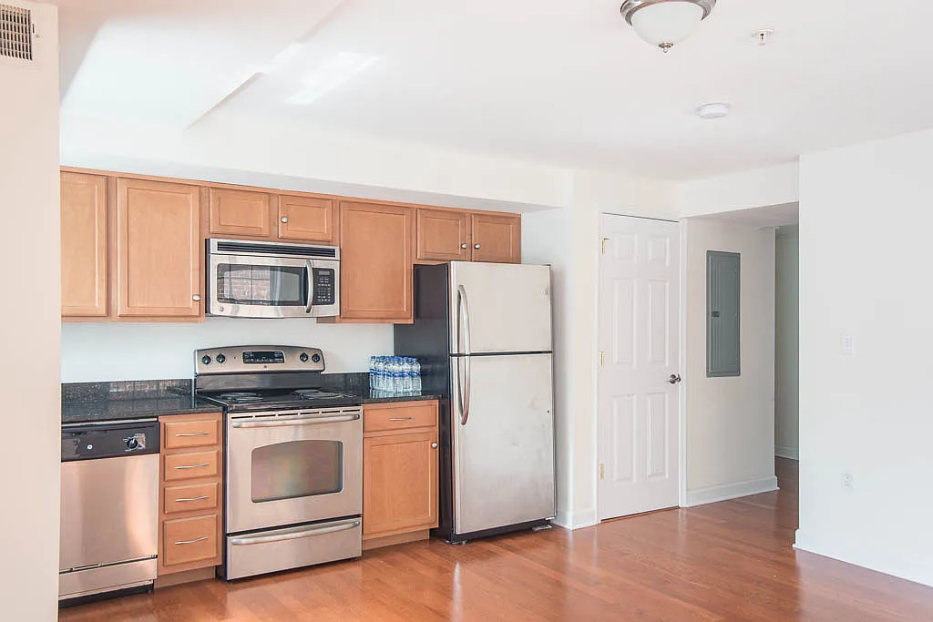 Spacious and bright condo — Photo 3