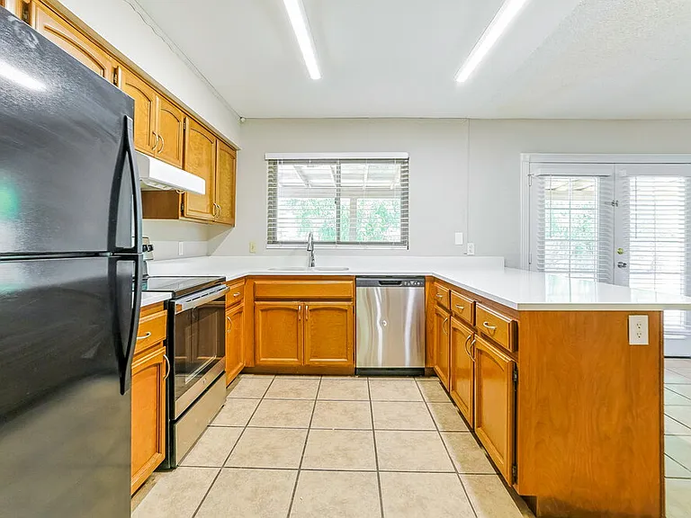 562 W Highland St — Photo 8