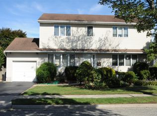 32 Kalda Ln, Plainview, NY 11803