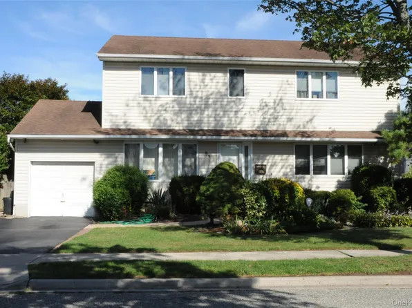 32 Kalda Lane, Plainview, NY 11803