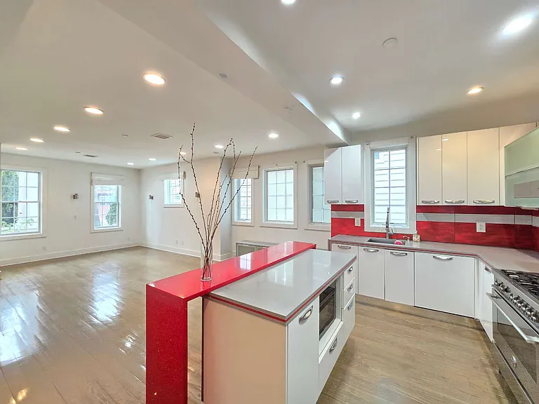1811 Voorhies Ave #1 — Photo 9