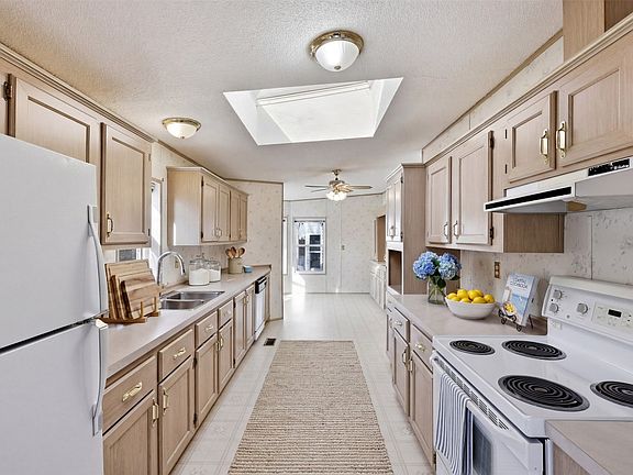 4th image of 1555 Howe Rd #15