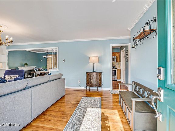 4th image of 1517 6th Avenue