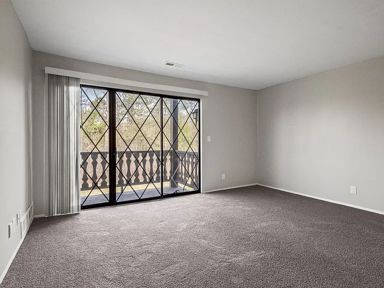 Chalet Villa Lakefront Community — Photo 11