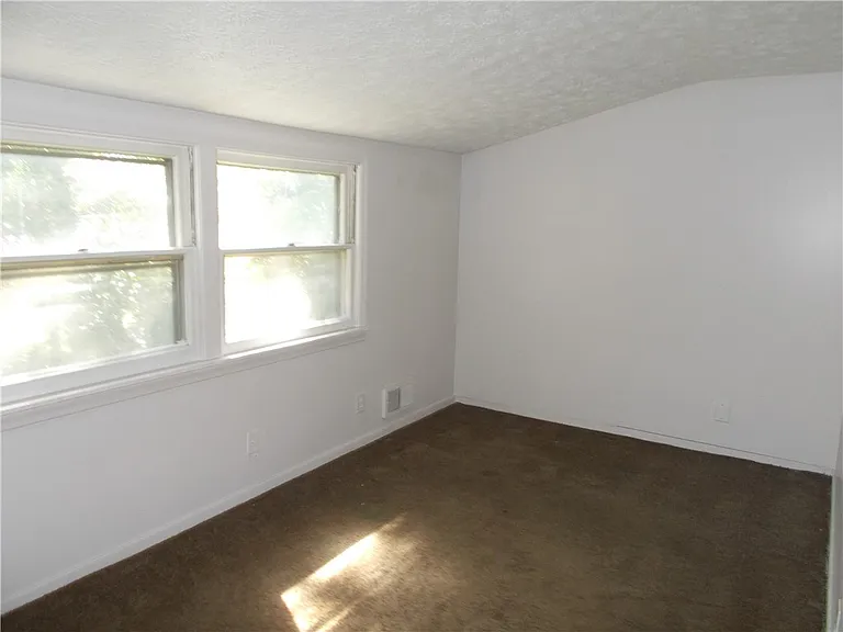 70 Woodhill Dr — Photo 7