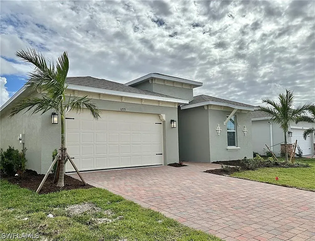 4 bed, 2.5 bath, 2221 sqft, $2,500 — Photo 1