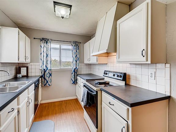 3rd image of 406 Lake Park Dr