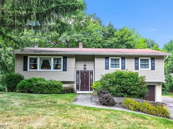 10 Foxhill Ln, Ringwood Boro, NJ 07456