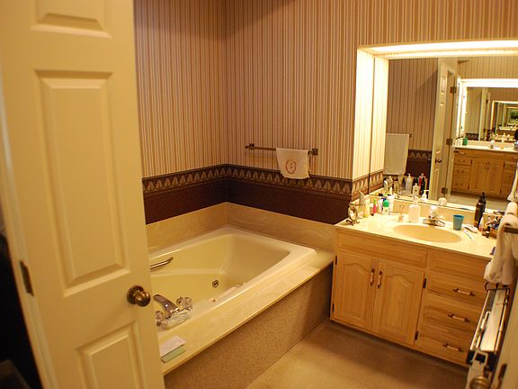 5th image of 215 Mahan Dr