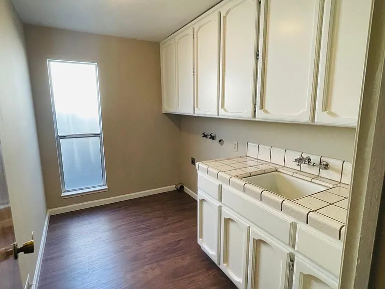 1505 Maplehill Rd — Photo 5