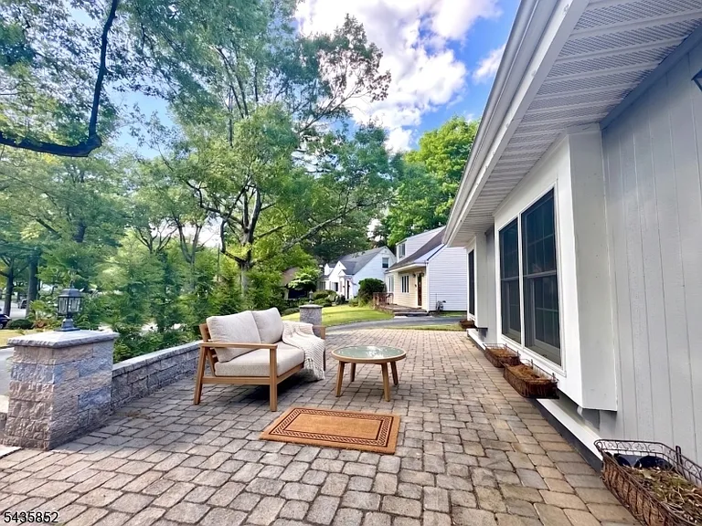 15 Nestro Rd — Photo 2