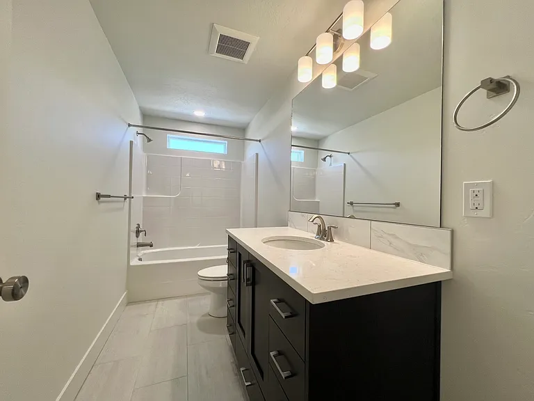 1431 N Meadowglen Ave — Photo 11
