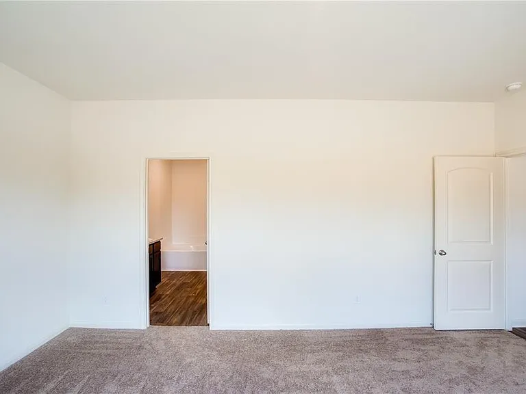 1004 Riverdale Cv — Photo 11