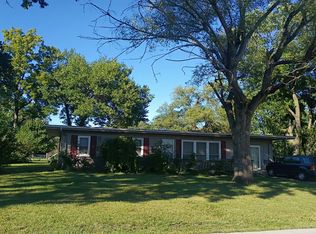 304 SE 15th St, Oak Grove, MO 64075