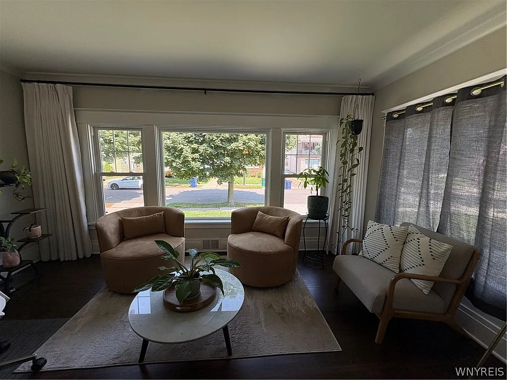 3 bed, 1.0 bath, 2570 sqft, $1,950 — Photo 2
