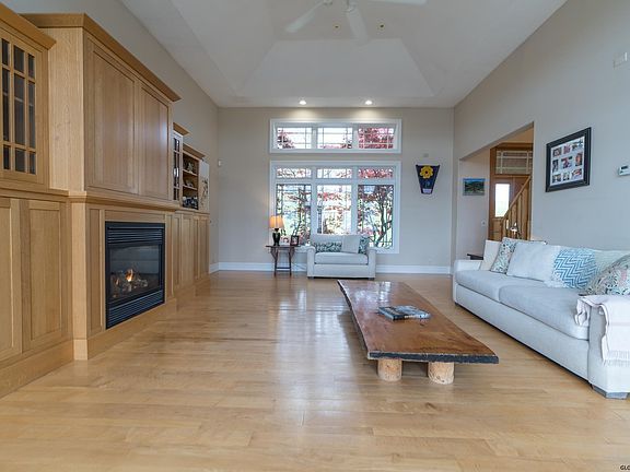 5th image of 38 Meadows Dr