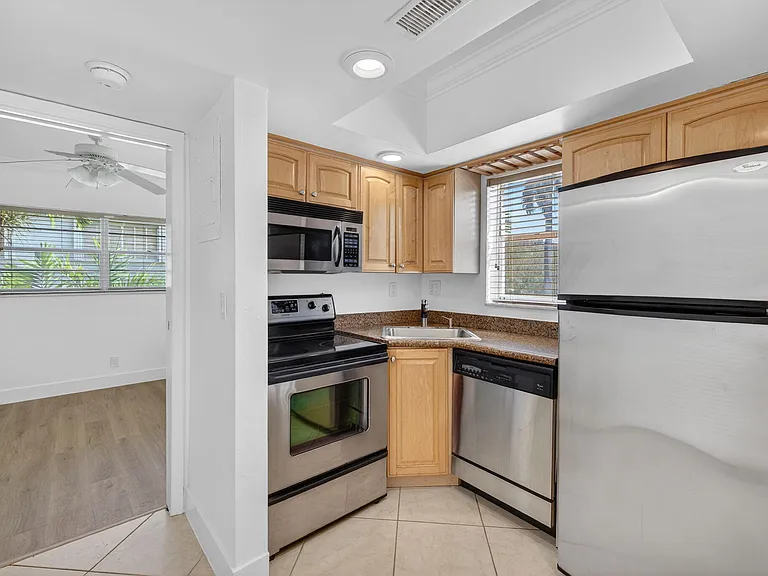 901 NE 3rd St #205 — Photo 9