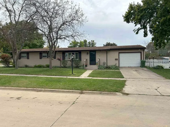 1108 16th Ave, Charles City, IA 50616