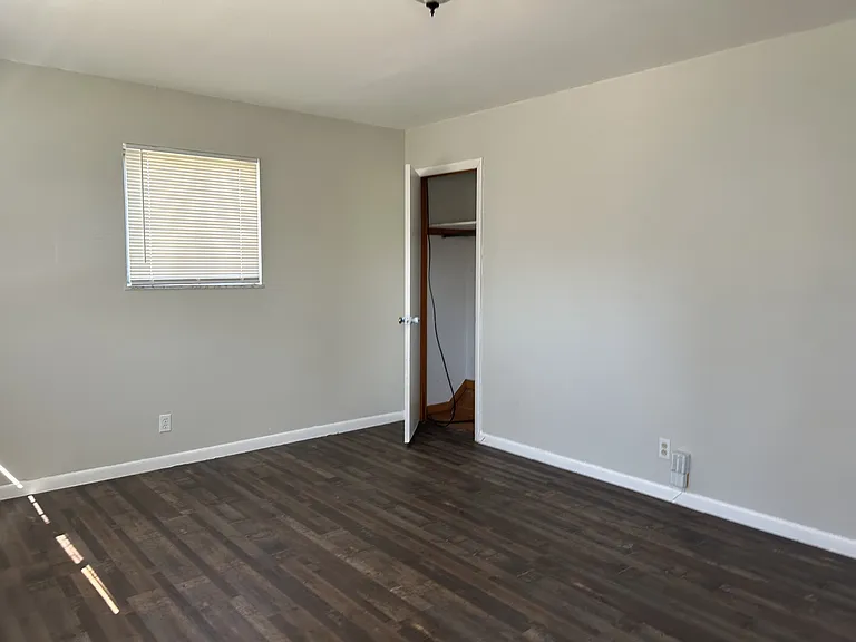 1221 Scott Ave — Photo 2