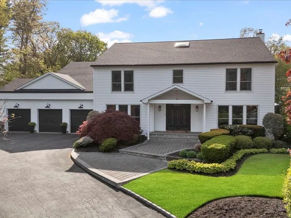 17 The Drawbridge, Woodbury, NY 11797