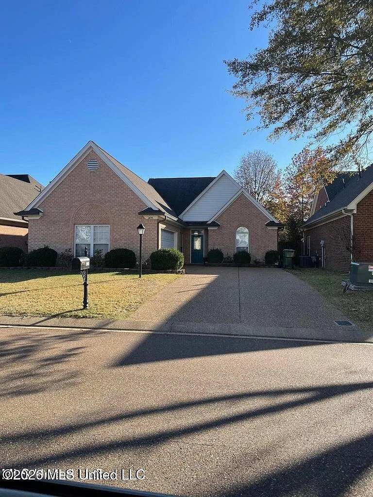 3 bed, 2.0 bath, 1850 sqft, $2,200 — Photo 1