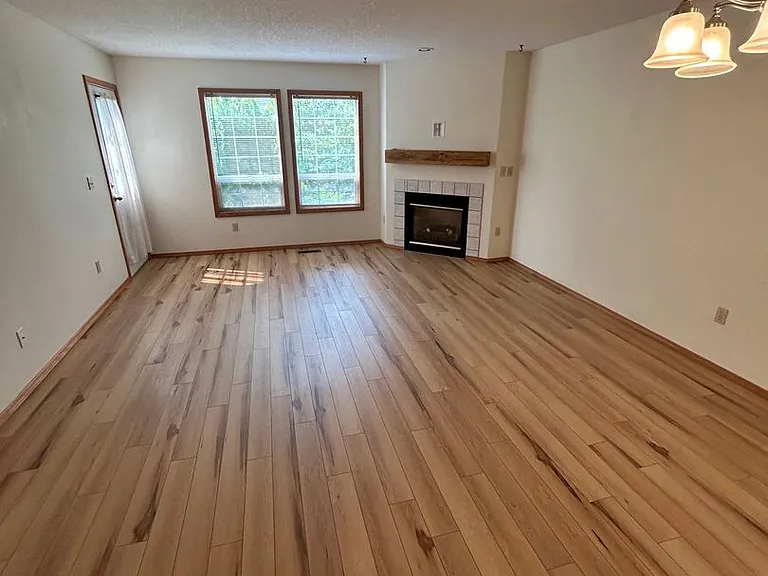 824 NE Ashby Ct — Photo 2
