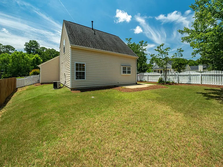 101 Thorncrest Dr — Photo 12