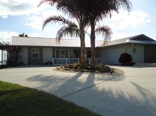 11916 W Bayshore Dr, Crystal River, FL 34429