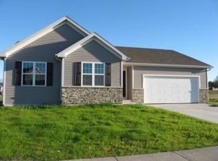 435 Village Walk Ln, Johnson Creek, WI 53038
