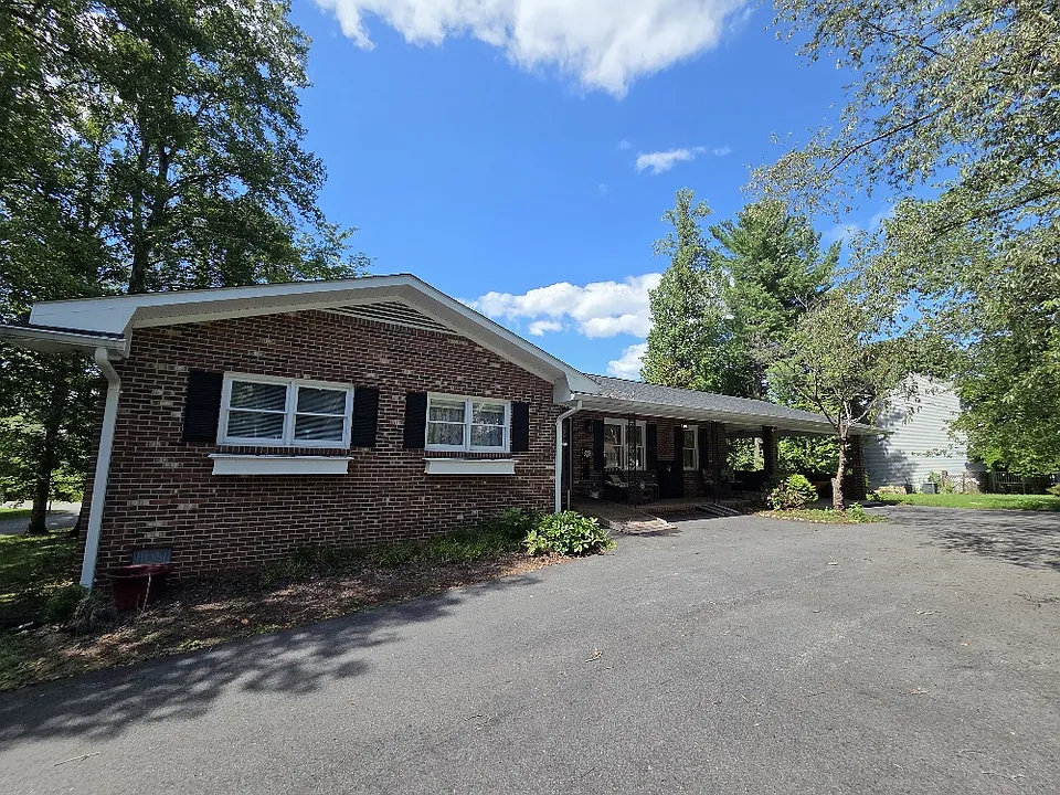 3201 Lakeview Pkwy