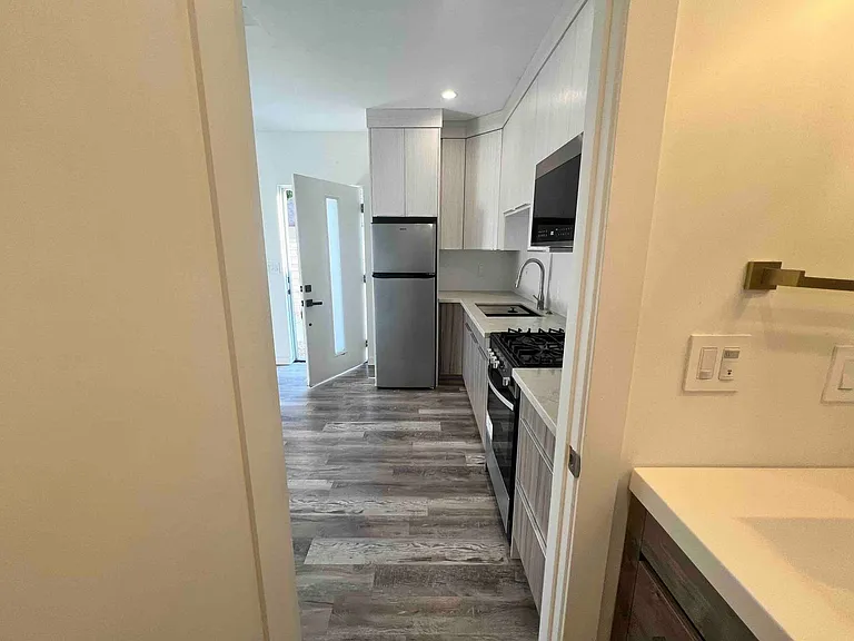 8045 Darby Ave — Photo 9