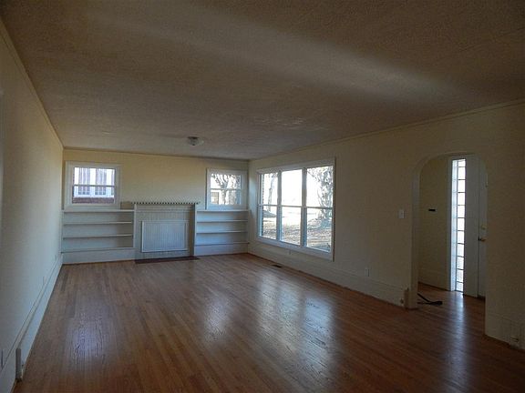 3rd image of 487 W Main St