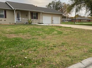 702 N Briarwood Dr, Iola, KS 66749