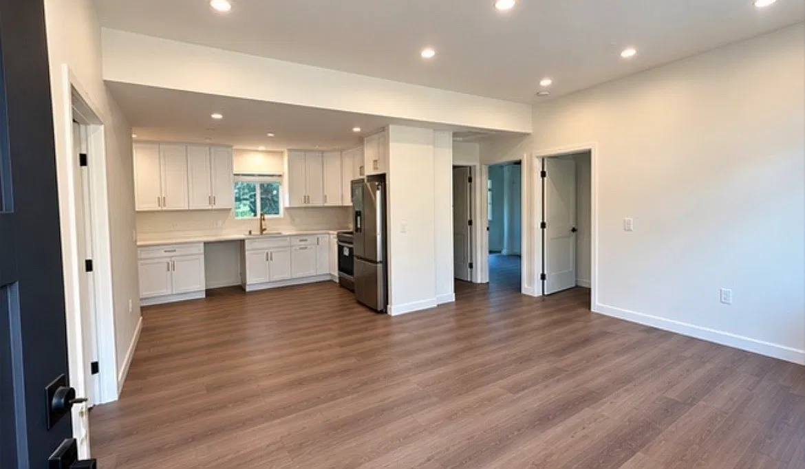 3 bed, 950 sqft, $3,795 — Photo 3