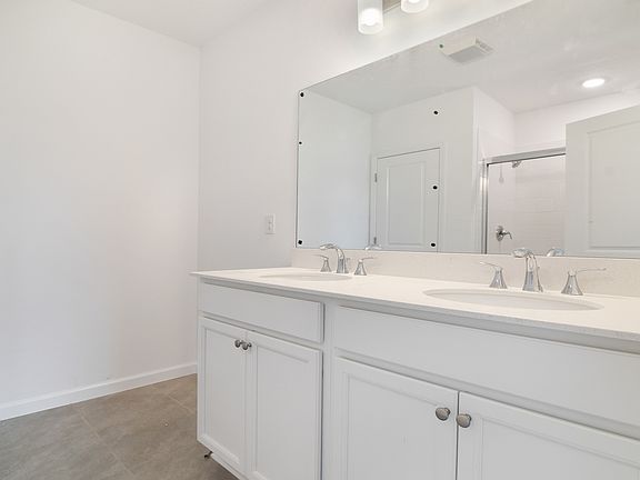 Primary bath with dual sinks