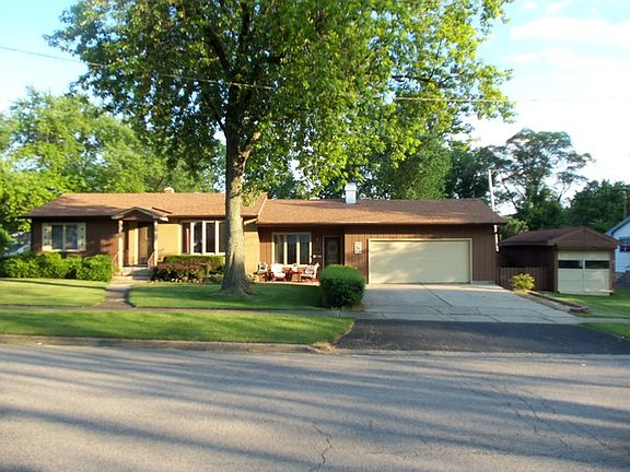2nd image of 146 E Willow Ave