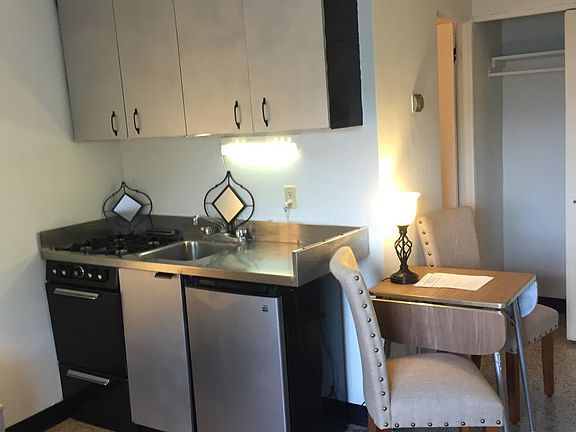 5th image of 2439 Holmes St APT 9