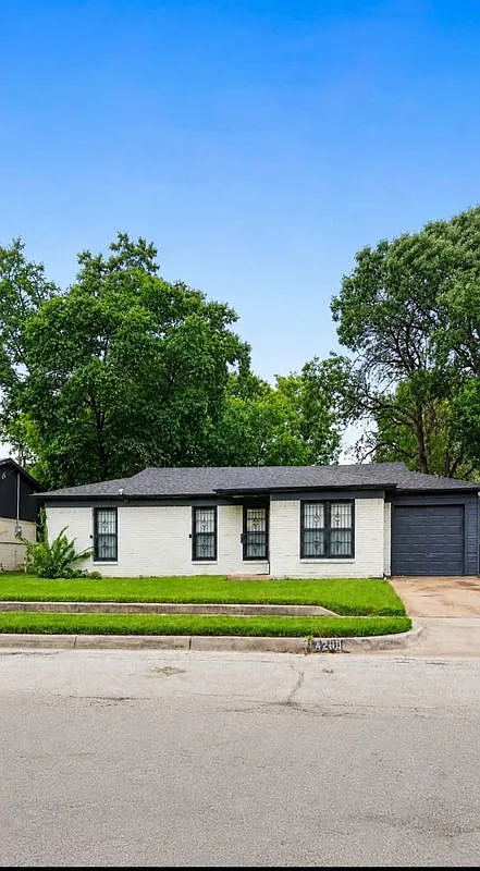 3 bed, 1.0 bath, 1088 sqft, $1,680 — Photo 1