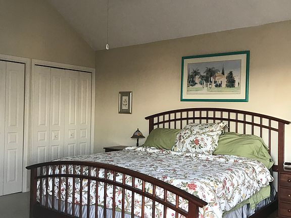 Master bedroom w/deck