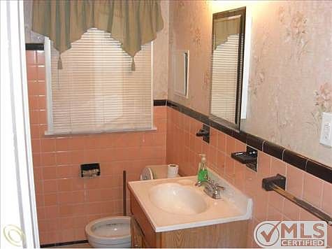 1 of 2 full bathrooms
