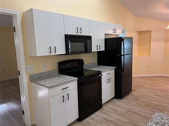 3rd image of 612 Marion Oaks Trl