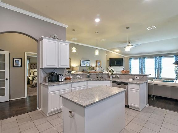 4th image of 412 Plum Ct