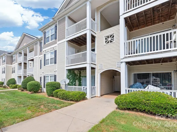 1104 Plaza Walk Dr, Charlotte, NC 28215