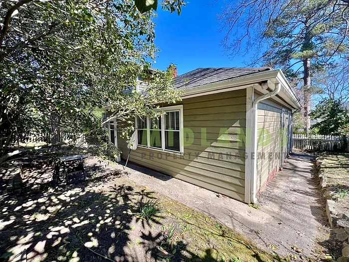 2417 Clark St — Photo 40