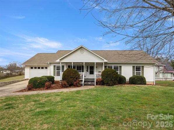 83 Church St, Weaverville, NC 28787