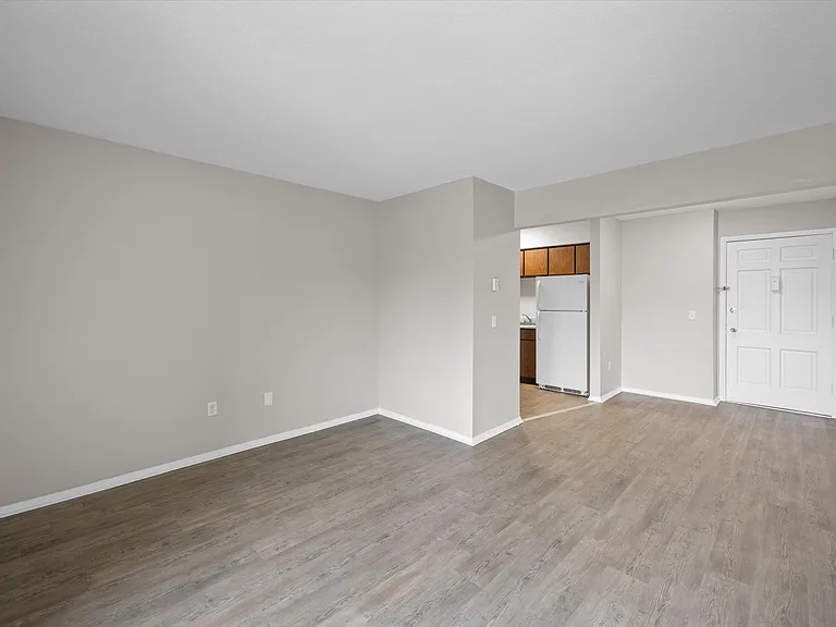 Toledo Circle Apartments — Photo 10