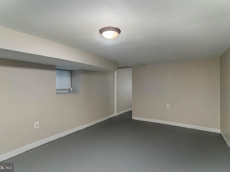 551 E 38th St #1 — Photo 15